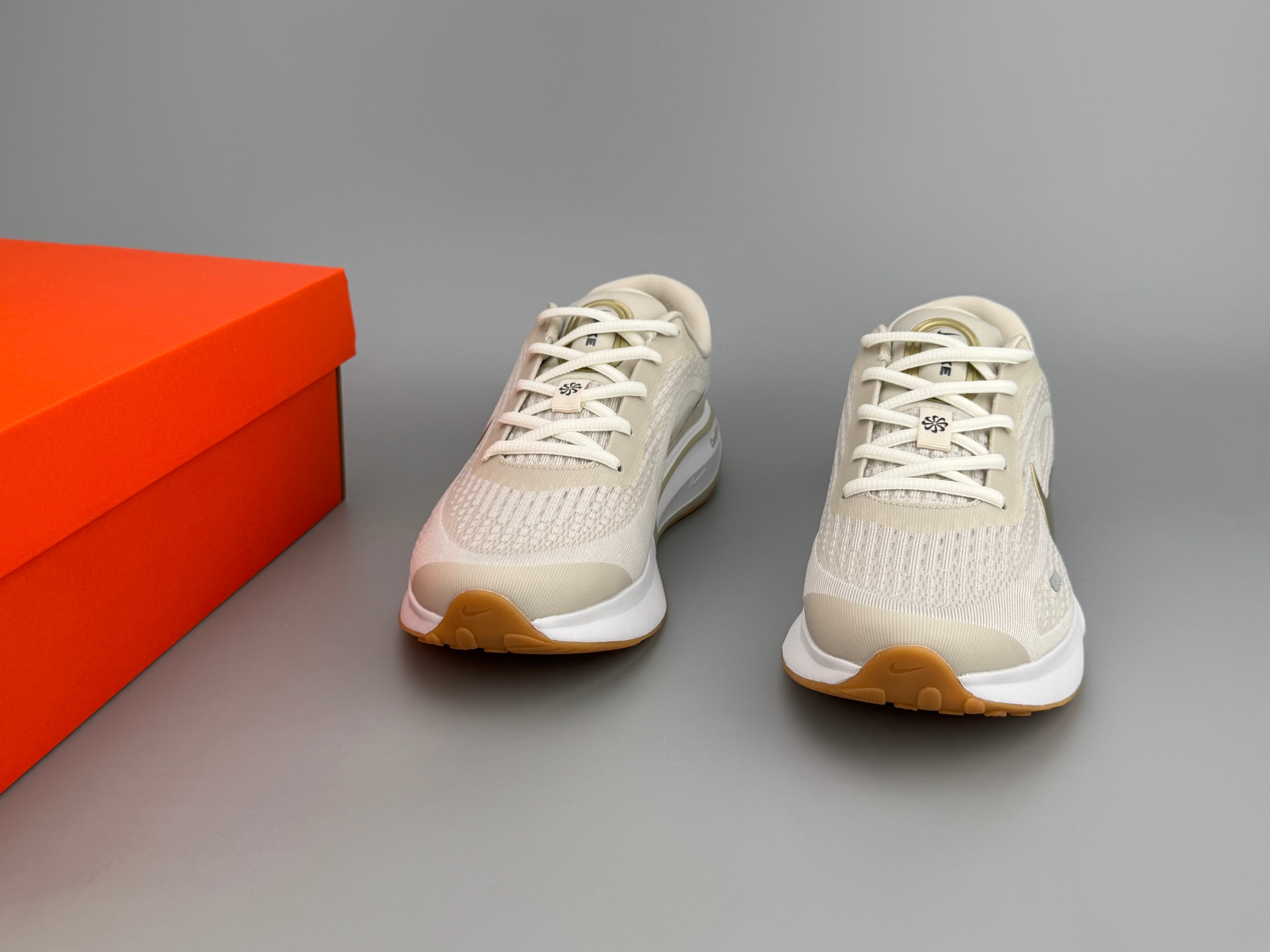 Tênis Journey Run Pro – Bege com Detalhes Dourados