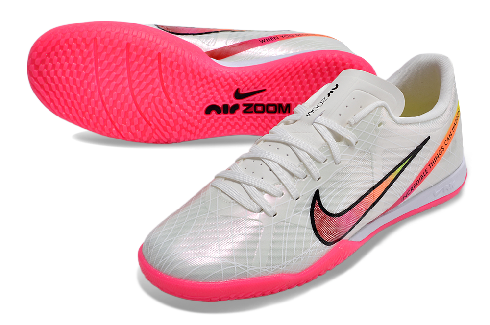 Chuteira Futsal Branca com Rosa – Leveza, Precisão e Estilo Moderno