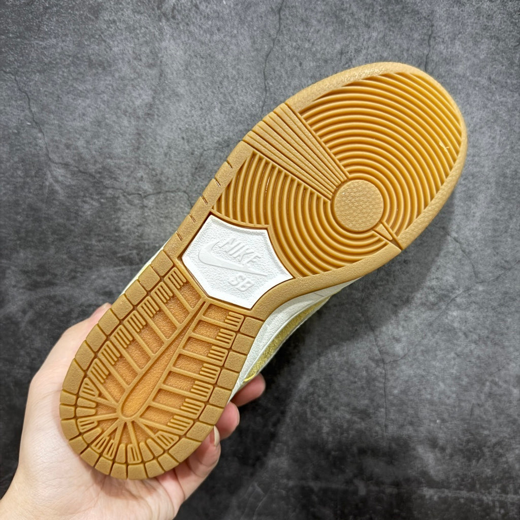 Nike Dunk Low – Amarelo com Solado Gum