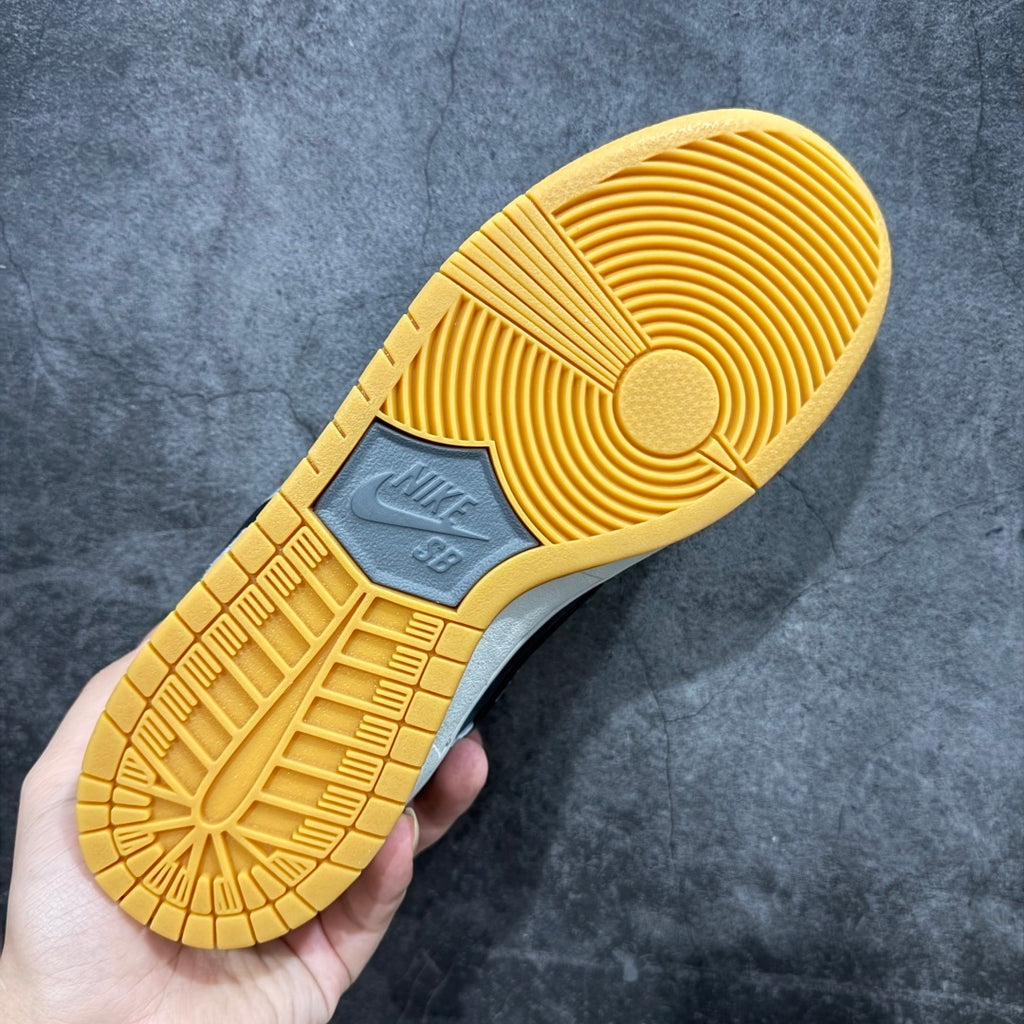 Nike Dunk Low – Cinza & Preto com Solado Gum