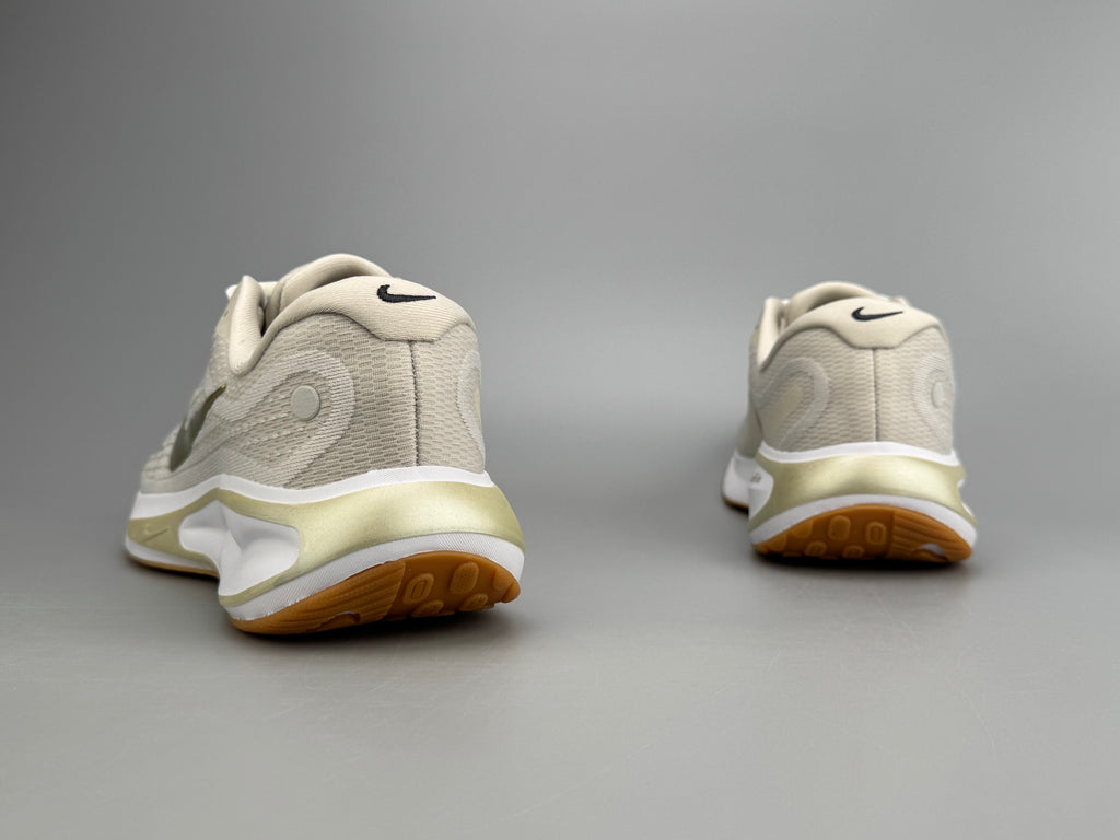 Tênis Journey Run Pro – Bege com Detalhes Dourados