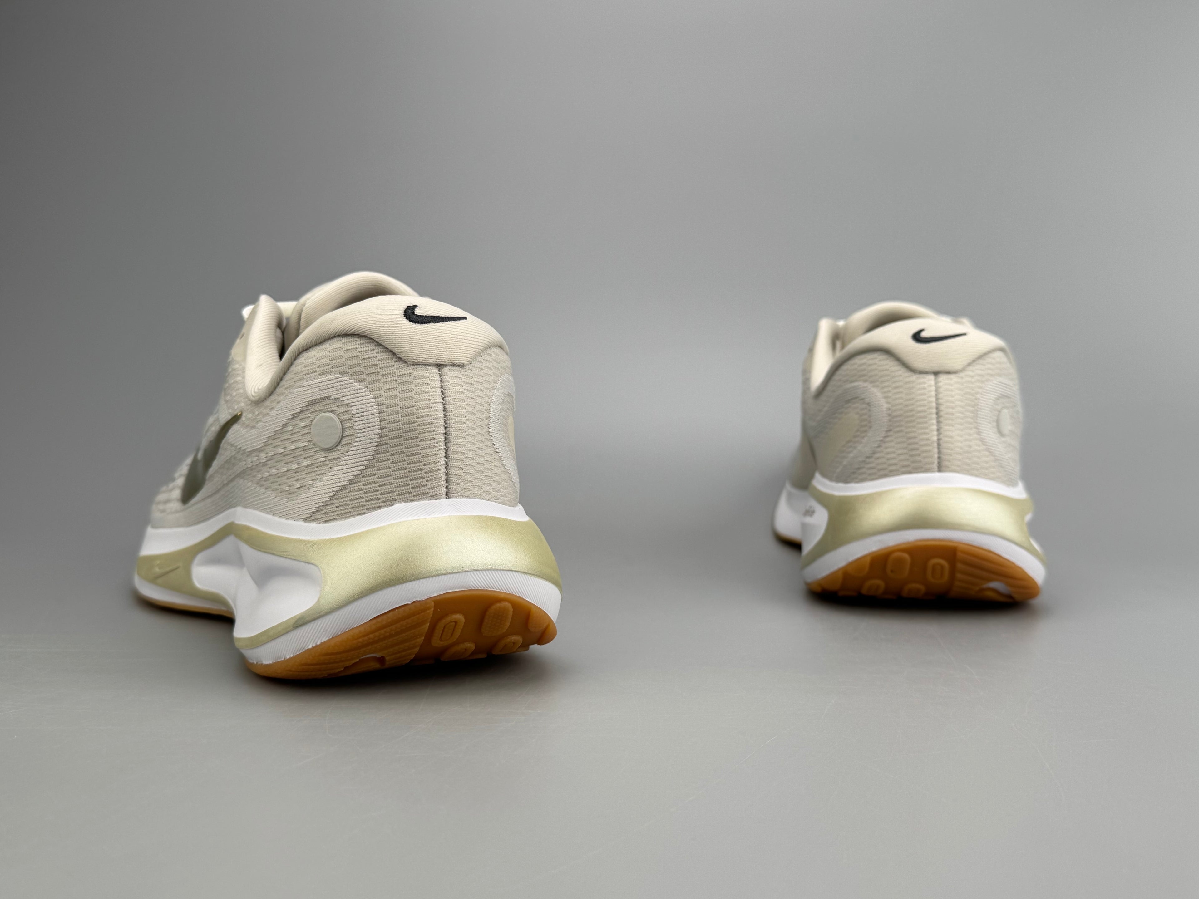 Tênis Journey Run Pro – Bege com Detalhes Dourados