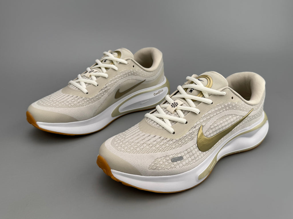 Tênis Journey Run Pro – Bege com Detalhes Dourados