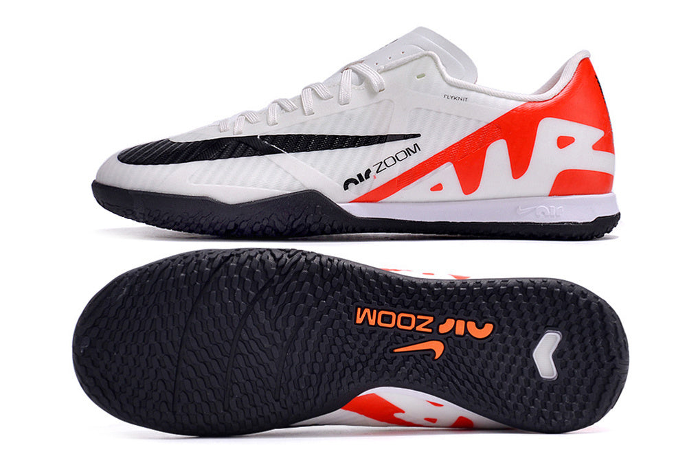 Chuteira Futsal Branca com Laranja – Controle, Velocidade e Estabilidade