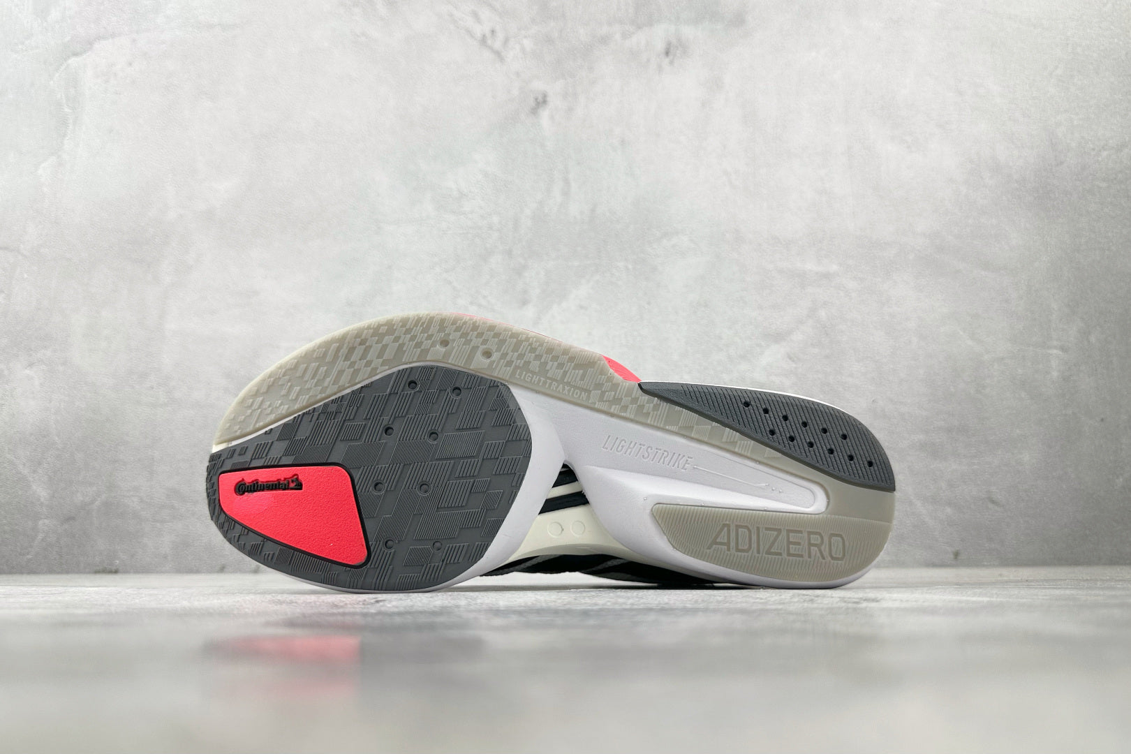 Tênis Performance Pro 3D LightStrike – Branco com Preto e Vermelho