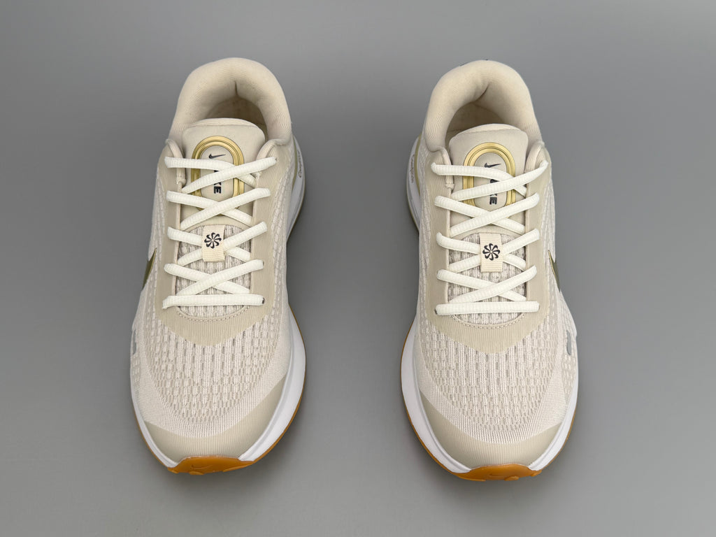 Tênis Journey Run Pro – Bege com Detalhes Dourados