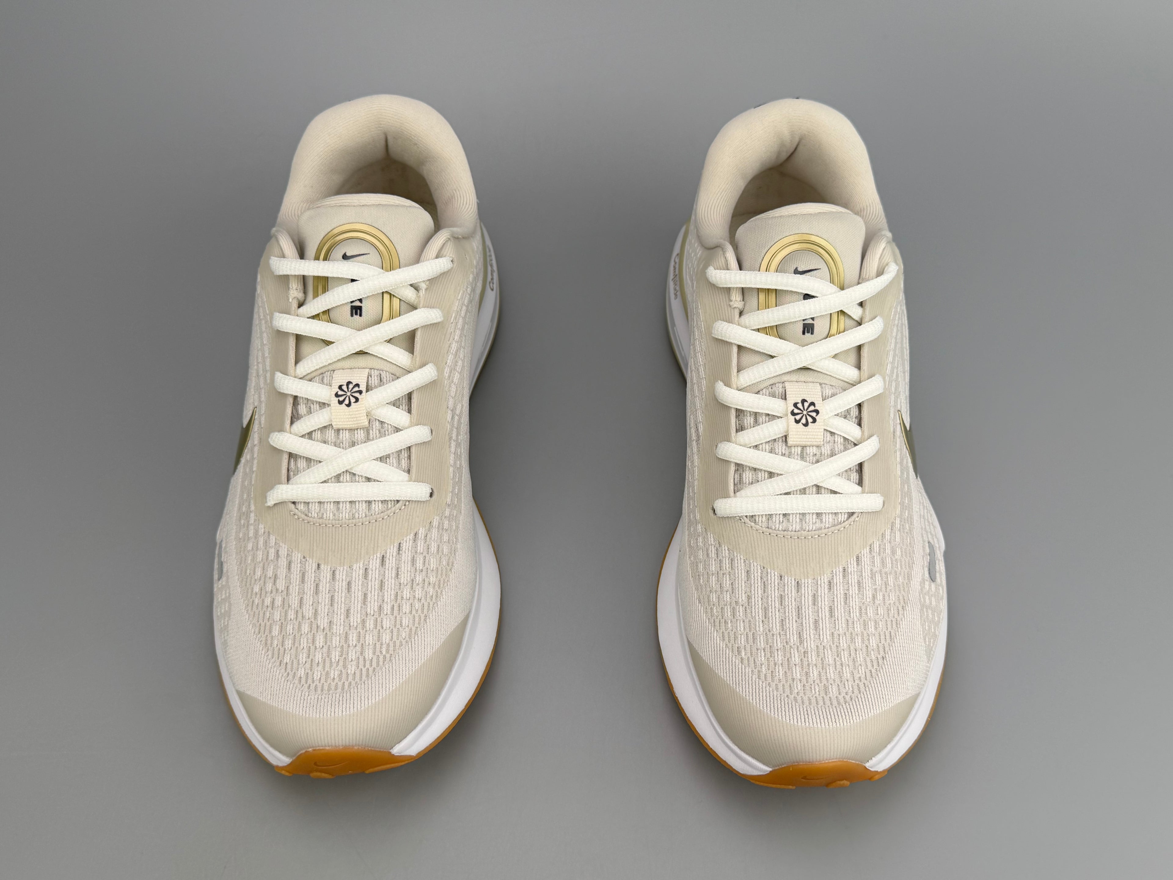 Tênis Journey Run Pro – Bege com Detalhes Dourados